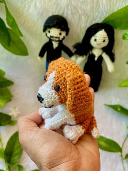 This family portrait in crochet features a couple and their sweet beagle. The dolls are attached to a solid wood base, making them a perfect display piece for your home.