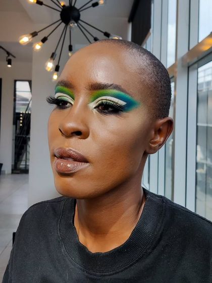 Bold Colour & Graphic Liners photo 16