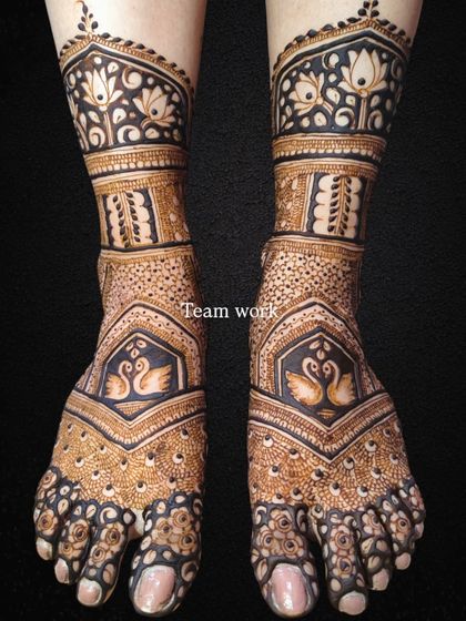 This elegant foot design features graceful swans within ornate frames, combined with delicate floral work on the toes.