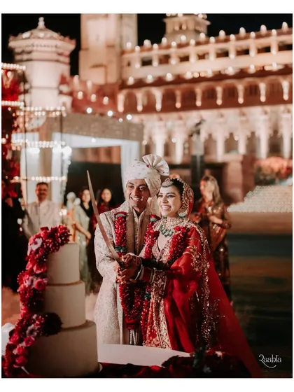 The joyous cake-cutting ceremony, a modern tradition incorporated into a royal Indian wedding. We help you blend different customs to create a celebration that is uniquely yours.