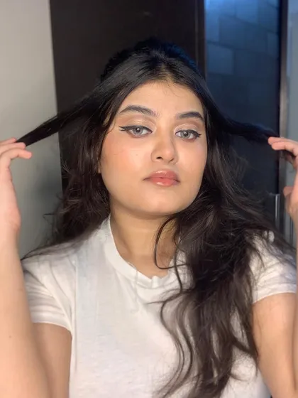 This look is all about the dramatic winged liner, a signature of the artist.