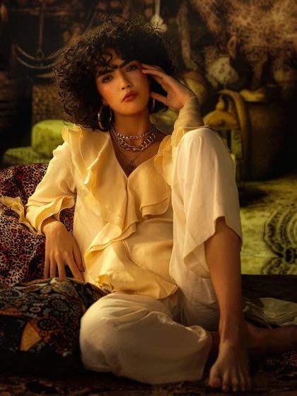 This cozy, rustic interior was created with projection. The warm lighting and rich textures of the projected scene are used to create an intimate and inviting portrait.