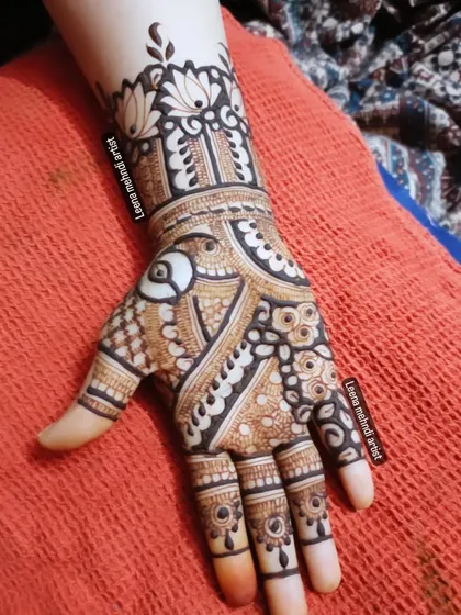 A striking guest design with a large central eye-like motif. The pattern is bold and modern, combining traditional elements in a unique way.