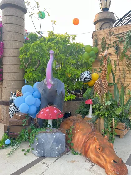 Every corner of the safari party was filled with detail, featuring custom-built props like a red safari jeep, friendly giraffes, hippos, and even a gorilla bust nestled in the foliage.