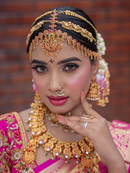 A direct and confident portrait. The makeup is perfectly symmetrical, with defined eyes and a flattering lip color.