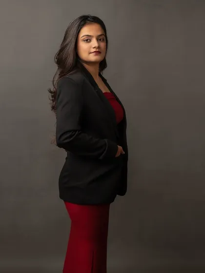 A pop of color combined with a classic blazer creates a modern and dynamic business portrait. This look is perfect for a professional who wants to appear both serious and stylish.