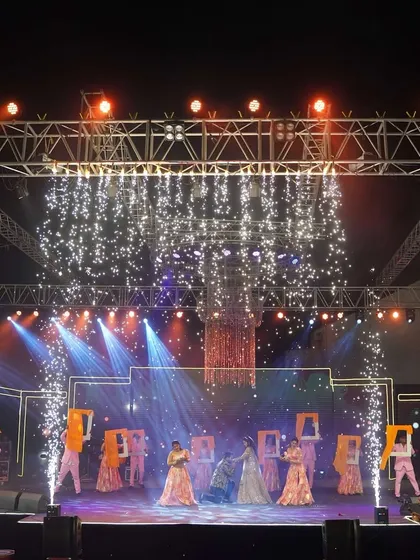 A stage that lights up the night. For this performance, I used a combination of LED screens, spotlights, and cascading cold fireworks falling from the truss to create a spectacular and dynamic show.