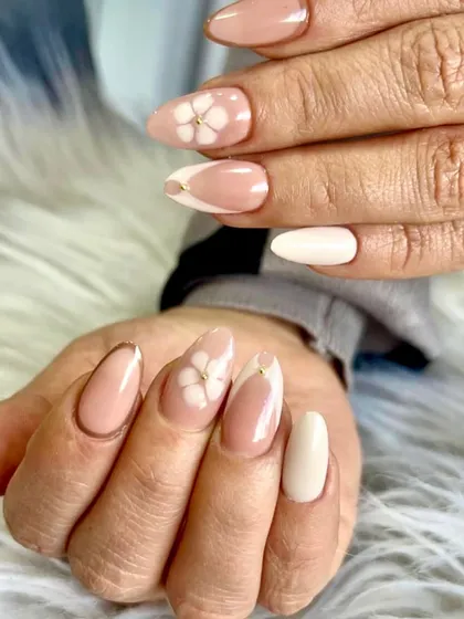 Soft nails, loud obsession. This dreamy set features a sheer nude base with delicate white 3D flowers and subtle gold accents for a look that's both simple and stunning.