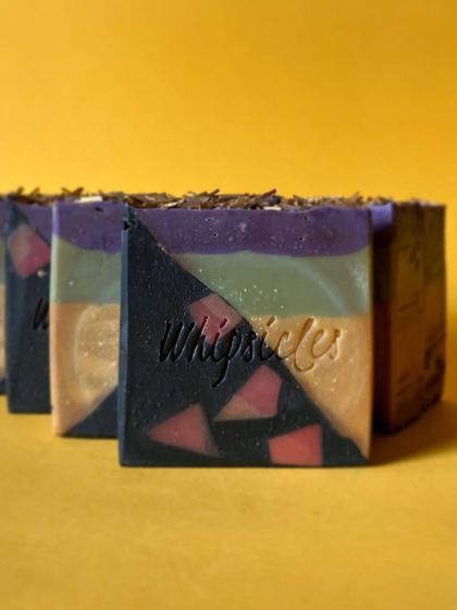 This is our 'Issa Party' soap, a celebration in a bar. With confetti-like soap shreds and a festive fragrance of vanilla, cinnamon, and cherry, it captures the joyful spirit of Christmas and New Year's Eve.