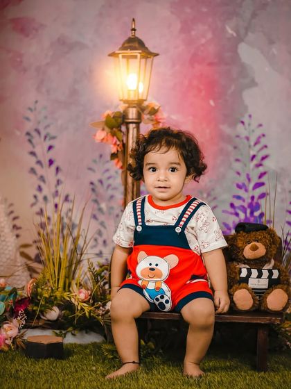 This gallery displays the versatility of our garden and teepee sets. From lush green turf and floral backgrounds to cozy lace teepees and wicker chairs, you can create the perfect indoor "outdoor" shoot.