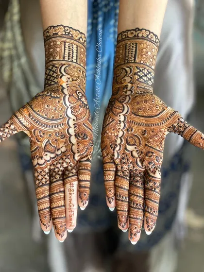 A lovely sider mehendi design, perfect for the bride's sister or best friend. The pattern is intricate and elegant, complementing the main bridal mehendi.