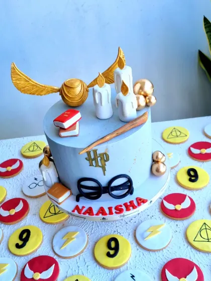 The Harry Potter cake displayed with its matching themed cookies.