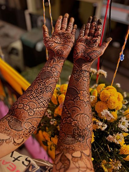 A lovely design with peacock motifs and the initials 'ZH' for the bride.