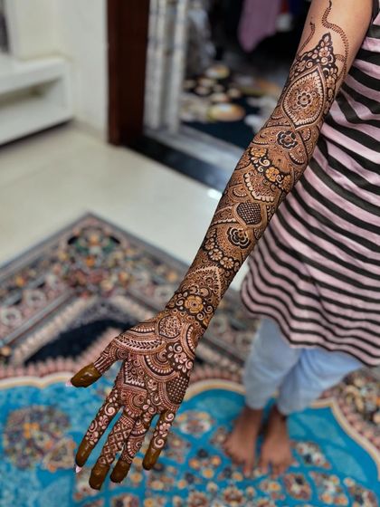 The full single-arm view of this beautiful engagement mehendi.