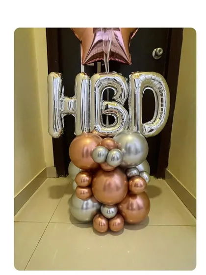 Balloon bouquets never go out of style. This compact standing arrangement with 'HBD' foil letters in silver and a rose gold and silver base is perfect for smaller spaces.