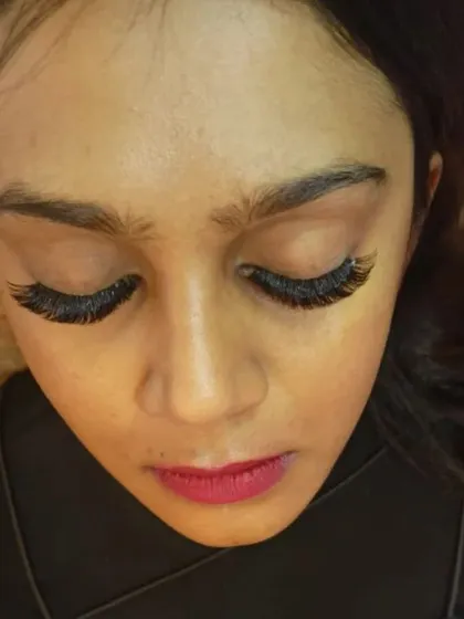 This top-down view shows the incredible density and evenness of a dramatic volume set. The result is a striking, dark lash line that makes the eyes pop.