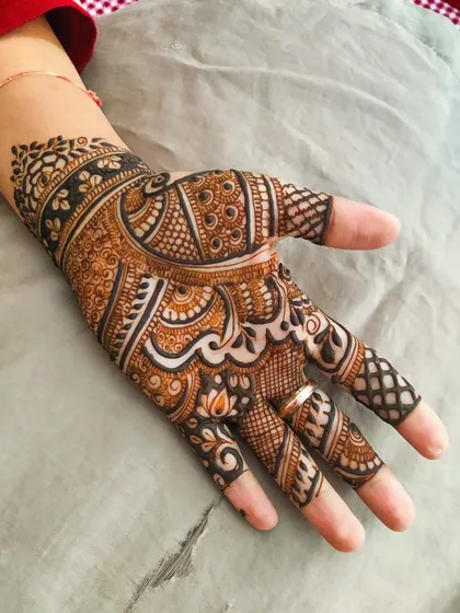 This stylish back-hand design is filled with intricate details. It combines paisleys, florals, and varied line work to create a pattern that is both dense and delicate.