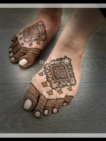 This symmetrical foot design features a square motif filled with intricate details, surrounded by smaller paisley shapes. It covers the top of the foot beautifully, extending to the toes.