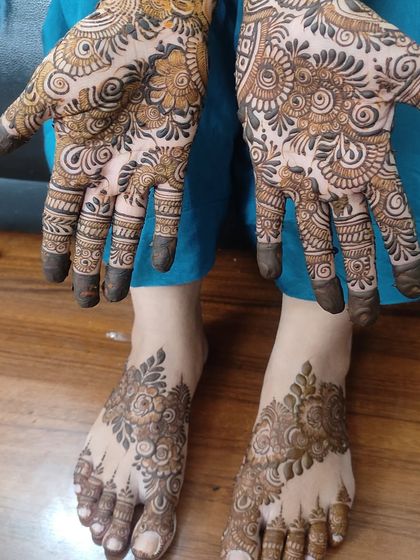 A duplicate image showing the beautiful matching hand and feet henna.
