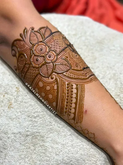 A close-up of the floral startup band on the arm.