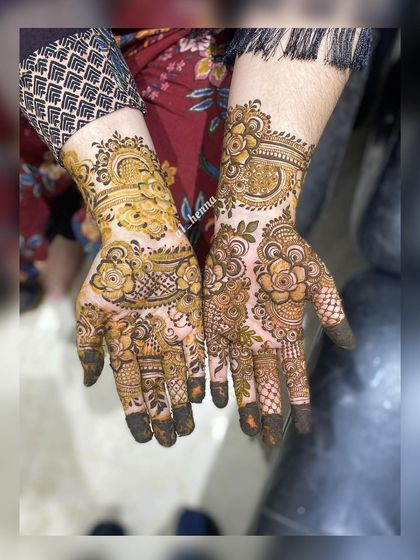 This party design combines traditional motifs with a contemporary layout.