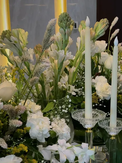 A close up of the white floral arrangements for Diwali, featuring beautiful tuberoses and carnations. The fresh blooms add a touch of natural elegance to the celebration.