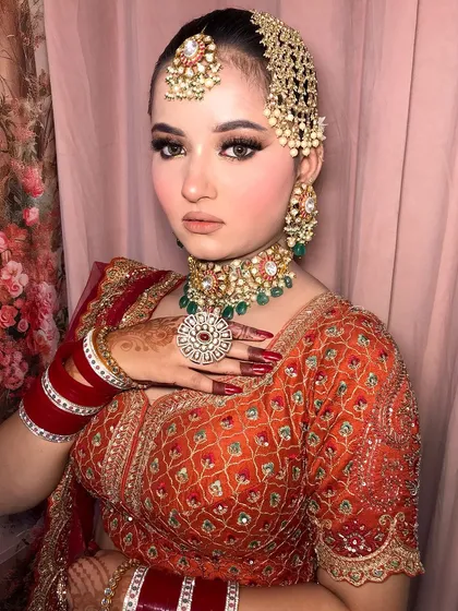 The addition of the passa gives this bridal look a regal, almost Pakistani-inspired feel.
