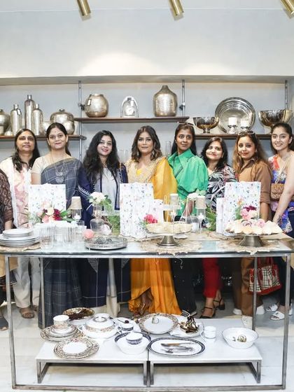 A group photo with the wonderful women who participated in our workshop at Artistico Decor. It was a pleasure to share creative concepts in their beautiful store.