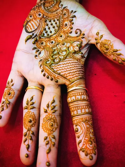 A close-up of a simple party design. The details on the fingers and the flowing pattern on the palm are delicate and pretty.