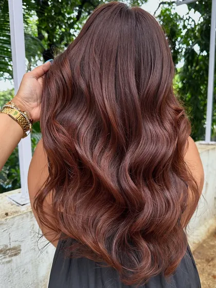 Birthday ready with this gorgeous, rich auburn color. It's a full-coverage color that is vibrant and glossy, perfect for celebrating a special occasion.