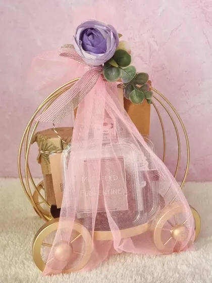 A fairytale-like golden carriage basket, filled with our treats and wrapped in pink. A magical gift for a special occasion.