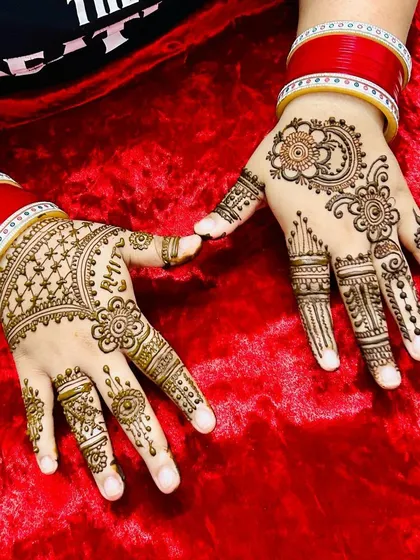 A simple and pretty design for a festive look. The patterns are light and focused on the fingers and back of the hand, making it easy to wear.