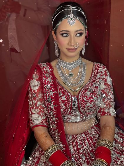 A confident look from our modern bride. The sharp winged liner and perfectly sculpted brows give her a powerful yet elegant appearance.