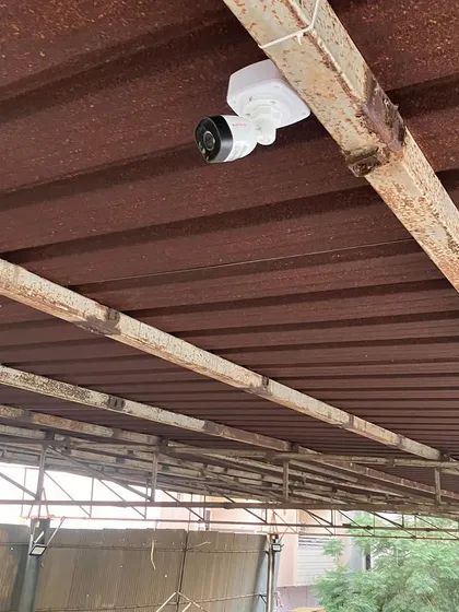 Another view of the camera mounted on a metal beam. We use strong ties and mounts to ensure stability, even with vibrations or movement.