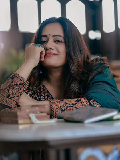 A lovely close-up of Spruha Varad, where the intricate pattern of the blouse and the rich color of the saree truly shine.