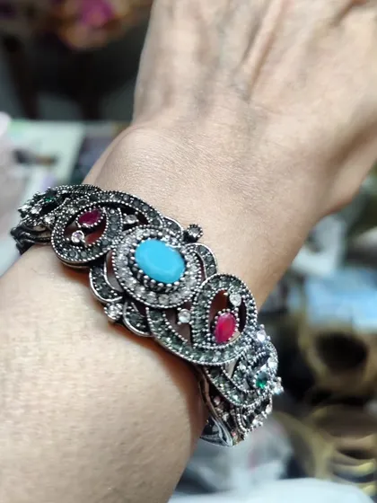 Another gorgeous Victorian cuff from my new collection. This design features a central turquoise-coloured stone surrounded by detailed patterns, offering a vintage and sophisticated look with a permanent finish.