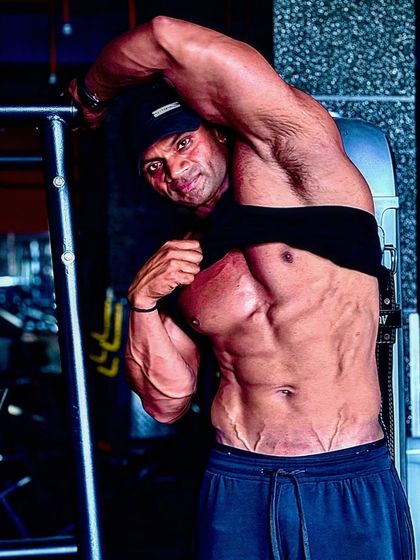 Vascularity and muscle separation are signs of low body fat and serious conditioning. This level of detail is achieved through a strict diet and intense training.