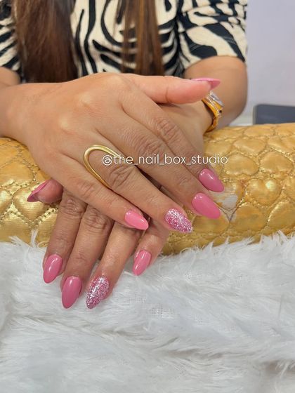 The client's hands look so elegant with this set of pink temporary extensions and the sparkling accent nail. The color is soft and feminine, suitable for any occasion.
