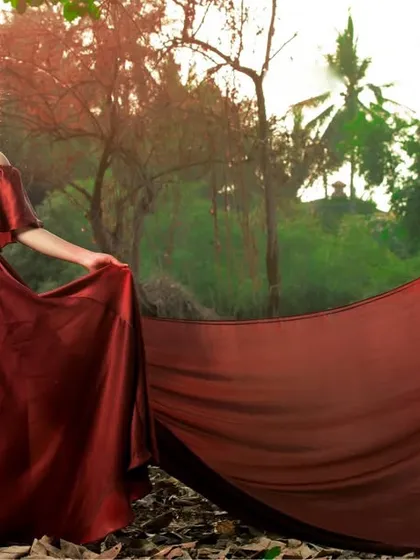 Create a cinematic moment for your pre-wedding photoshoot with this breathtaking maroon gown. The extra long, detachable trail flows beautifully, making every picture look like it's straight out of a movie.