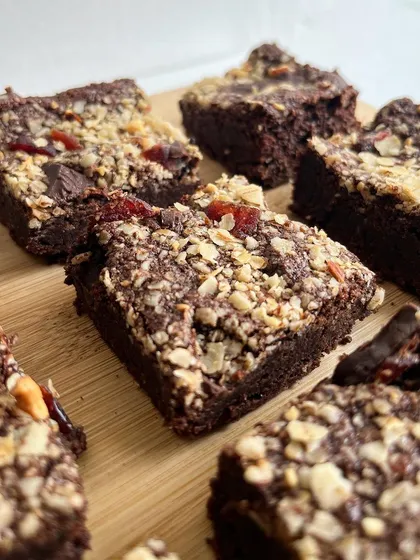A healthier indulgence, our Oat Brownies are made with the goodness of oats and topped with berries and nuts. They are rich, chewy, and packed with flavor.