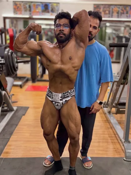 The classic pose. We practice this pose to highlight the client's aesthetic lines and symmetry. Carb loading is making a visible difference.