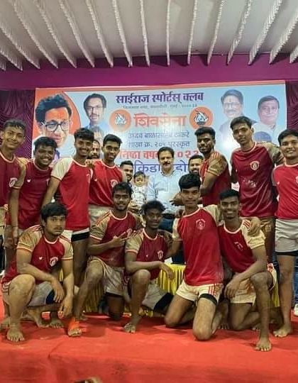 A group photo of our junior team on the victory stage.