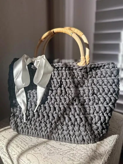 I love the chunky, sturdy feel of this T-shirt Yarn Basket Bag. It’s surprisingly roomy and versatile, perfect as a chic lunch bag or for a picnic day out. The natural bamboo handles add a lovely rustic touch.