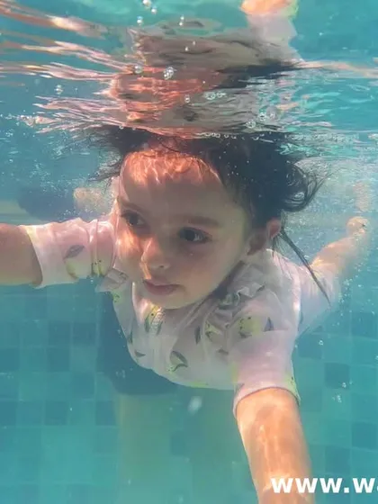 Progress in action! This young swimmer is mastering her underwater skills, showing incredible confidence. We are so proud of her dedication and her parents' support.