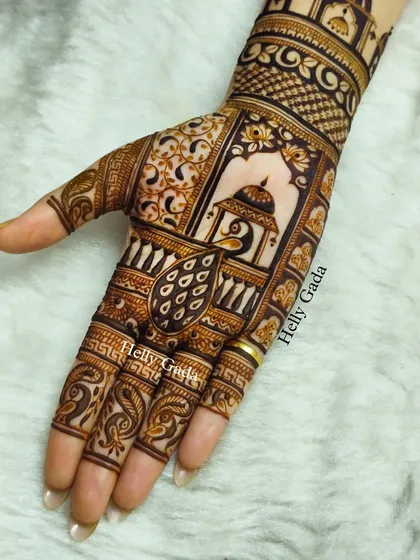 A beautiful design for a wedding guest, featuring a peacock in a jharokha. It's a perfect blend of tradition and modern artistry.