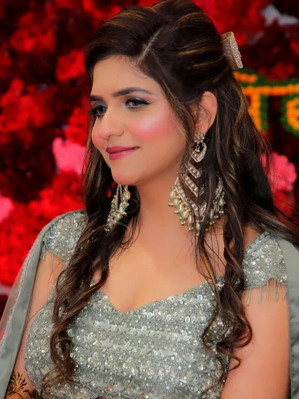 A close-up of this Mehendi bride's makeup, featuring a stunning blue-green smokey eye that makes a bold statement.