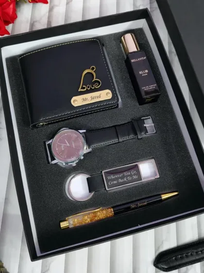 A classic and sophisticated gift set for any man. This hamper includes a vegan leather wallet with a name and charm, a watch, a personalized pen, a keychain with a message, and a bottle of perfume, all neatly presented in a gift box.