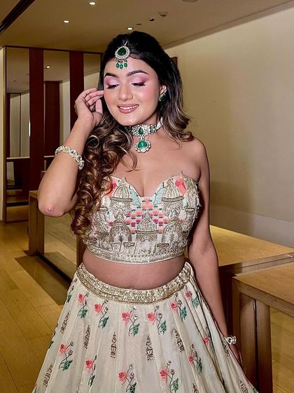 The details of this look, from the emerald maang tikka to the pink eyeshadow, all work together beautifully.