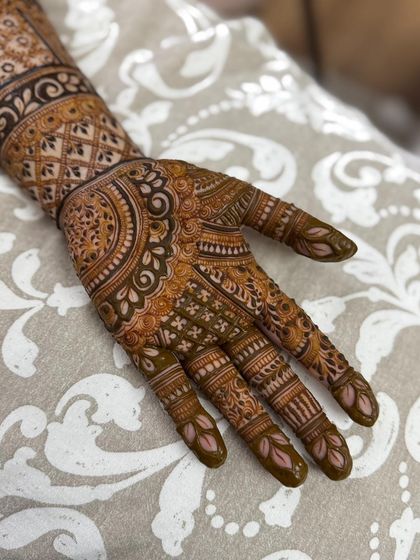 A close-up of the palm for the design shown in the previous image. Notice the detailed work on each finger and the central mandala.