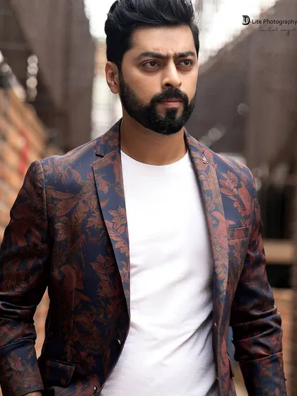 Here’s a shot of KGF actor Tarak Ponnappa. For this actor portfolio session, we used the textures of a Bangalore alley to create a rugged yet sophisticated look. It’s about finding the perfect backdrop that complements the subject's personality.